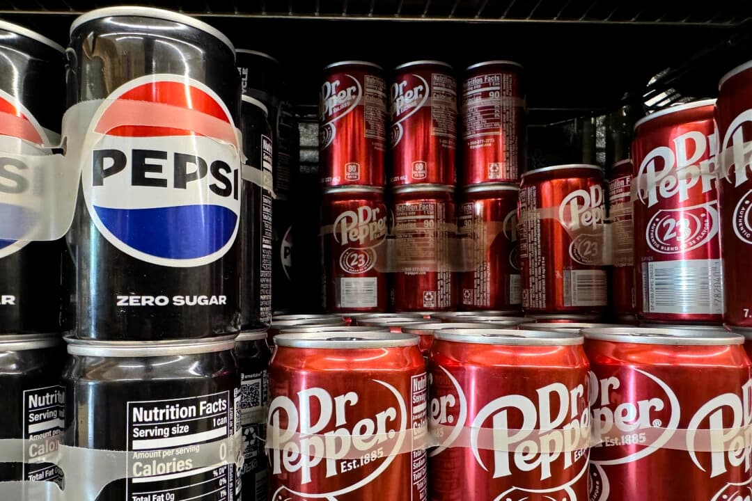 Latas de Dr. Pepper y Pepsi expuestas en una estantería de una tienda de comestibles en San Anselmo, California. (Justin Sullivan/Getty Images)