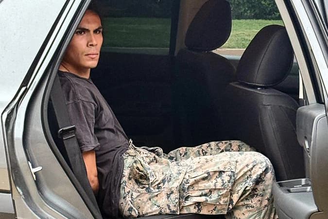 FBI de Los Ángeles arresta a hombre por entregar protectores faciales a "presuntos alborotadores"