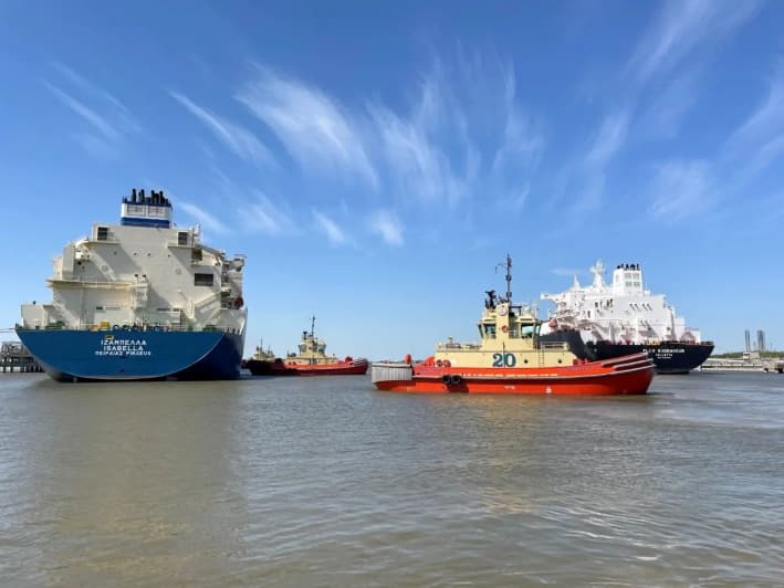 Un buque metanero es guiado por remolcadores en la unidad de exportación de GNL de Cheniere Sabine Pass, en la parroquia de Cameron, Luisiana, el 14 de abril de 2022. (Marcy de Luna/Reuters)