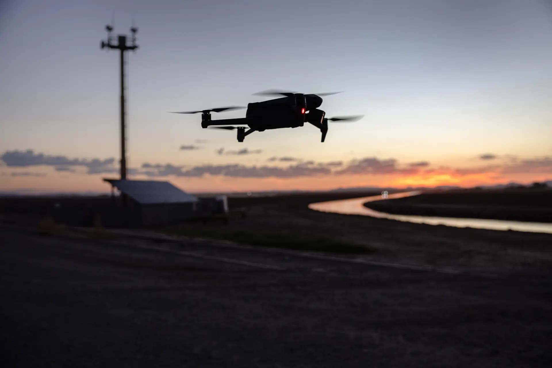 Un dron DJI Mavic 3 sobrevuela una torre de vigilancia del Gobierno estadounidense cerca de la frontera entre Estados Unidos y México, en Yuma (Arizona), el 27 de septiembre de 2022. (John Moore/Getty Images).