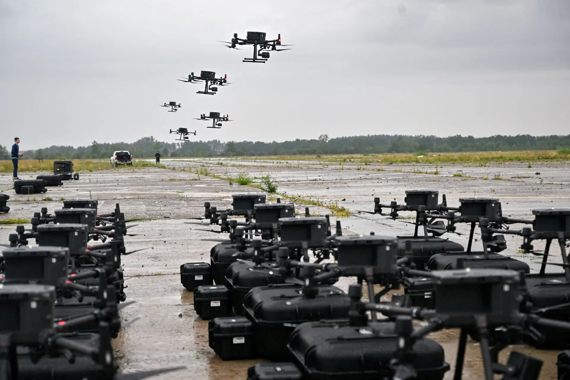 Drones de reconocimiento DJI Matrice 300, adquiridos en el marco del programa Army of Drones, durante los vuelos de prueba antes de su despliegue en la línea del frente en la región de Kiev (Ucrania), el 2 de agosto de 2022. (Sergei Supinsky/AFP a través de Getty Images).