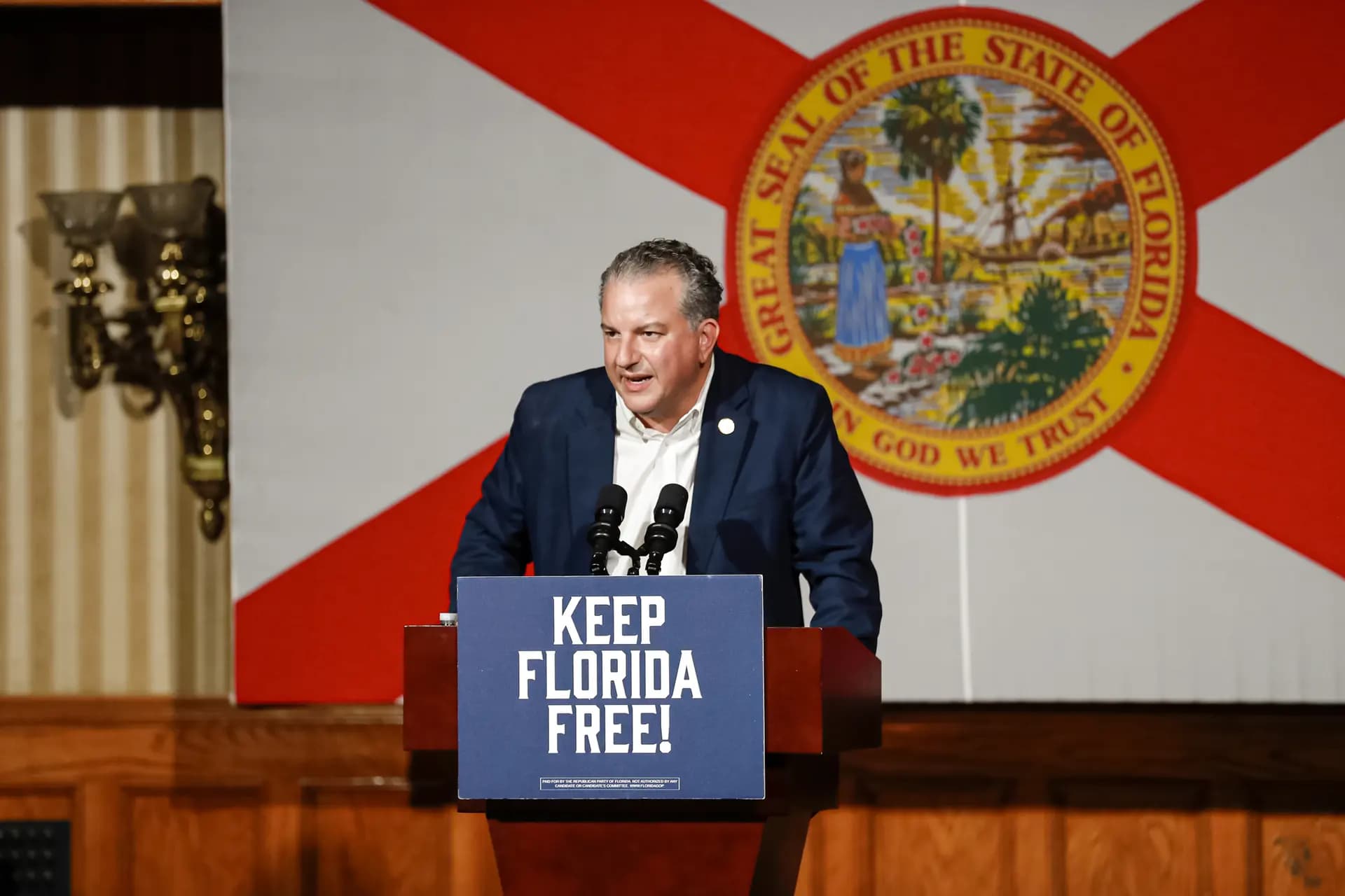 El director financiero de Florida, Jimmy Patronis, habla durante un mitin en el Cheyenne Saloon de Orlando el 7 de noviembre de 2022. Patronis, ahora representante de los Estados Unidos, dijo que se deben revisar las leyes sobre el derribo o la inutilización de drones, especialmente los que sobrevuelan las fronteras estadounidenses. (Octavio Jones/Getty Images).
