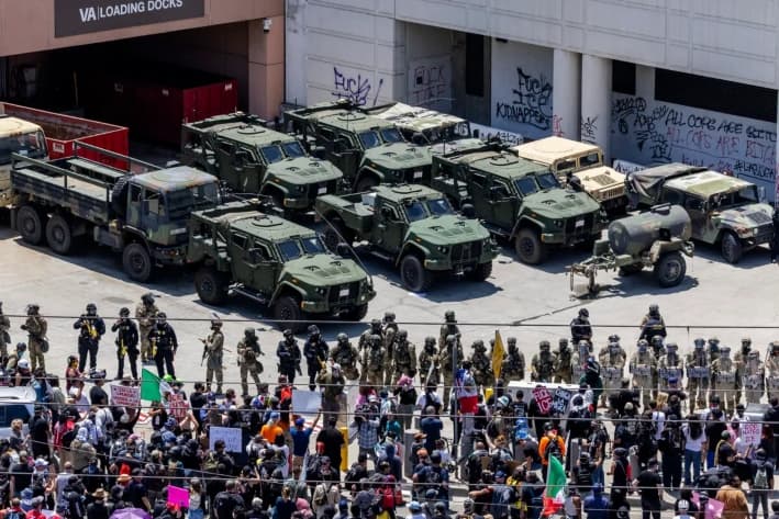 Manifestantes contra la inmigración se enfrentan a agentes federales y miembros de la Guardia Nacional de California en Los Ángeles, California, el 8 de junio de 2025. (John Fredricks/The Epoch Times)