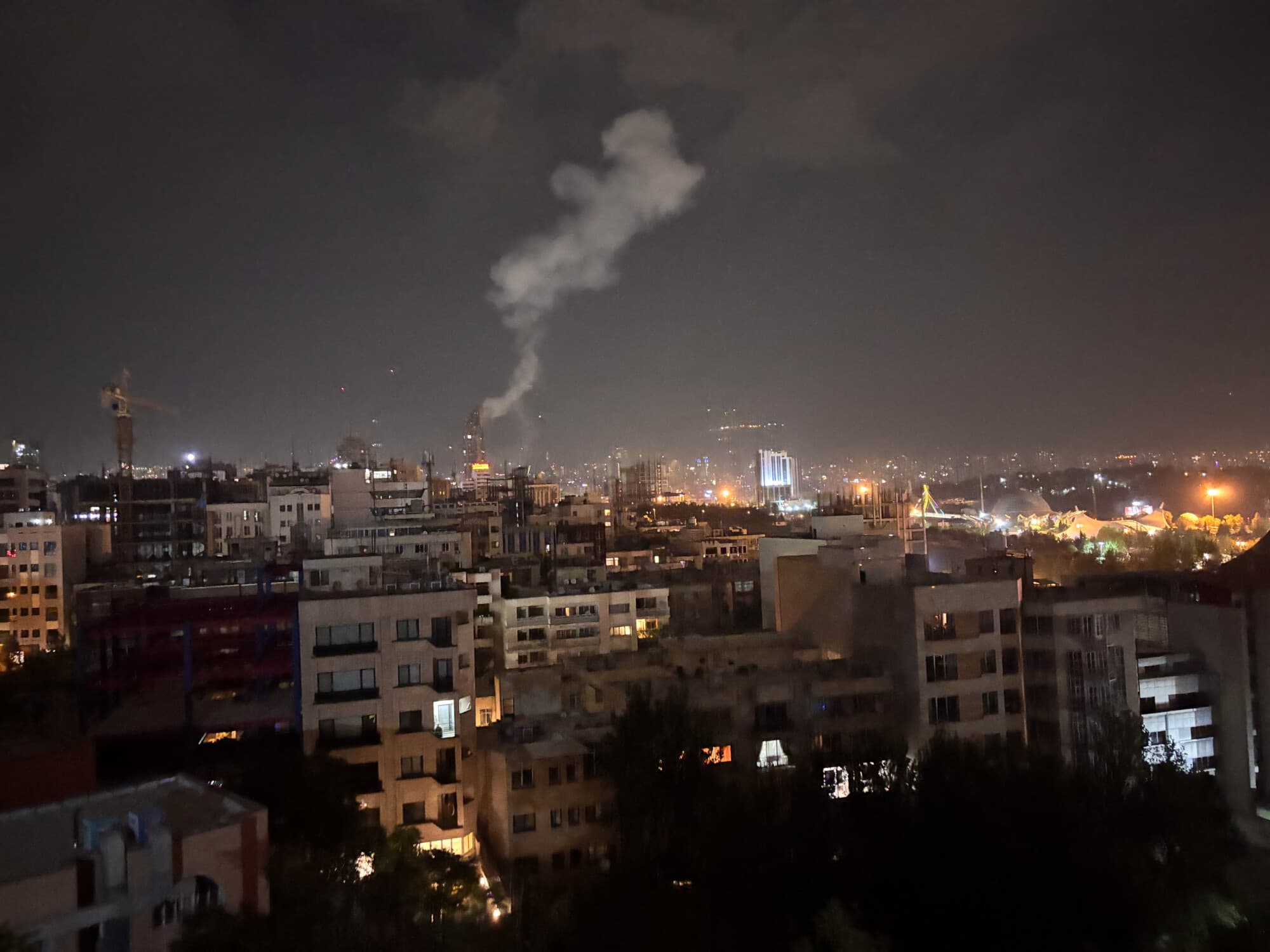 El humo se eleva desde un lugar que supuestamente fue objetivo de la oleada de ataques israelíes contra Teherán, Irán, en la madrugada del 13 de junio de 2025. (SAN/Middle East Images/AFP a través de Getty Images)