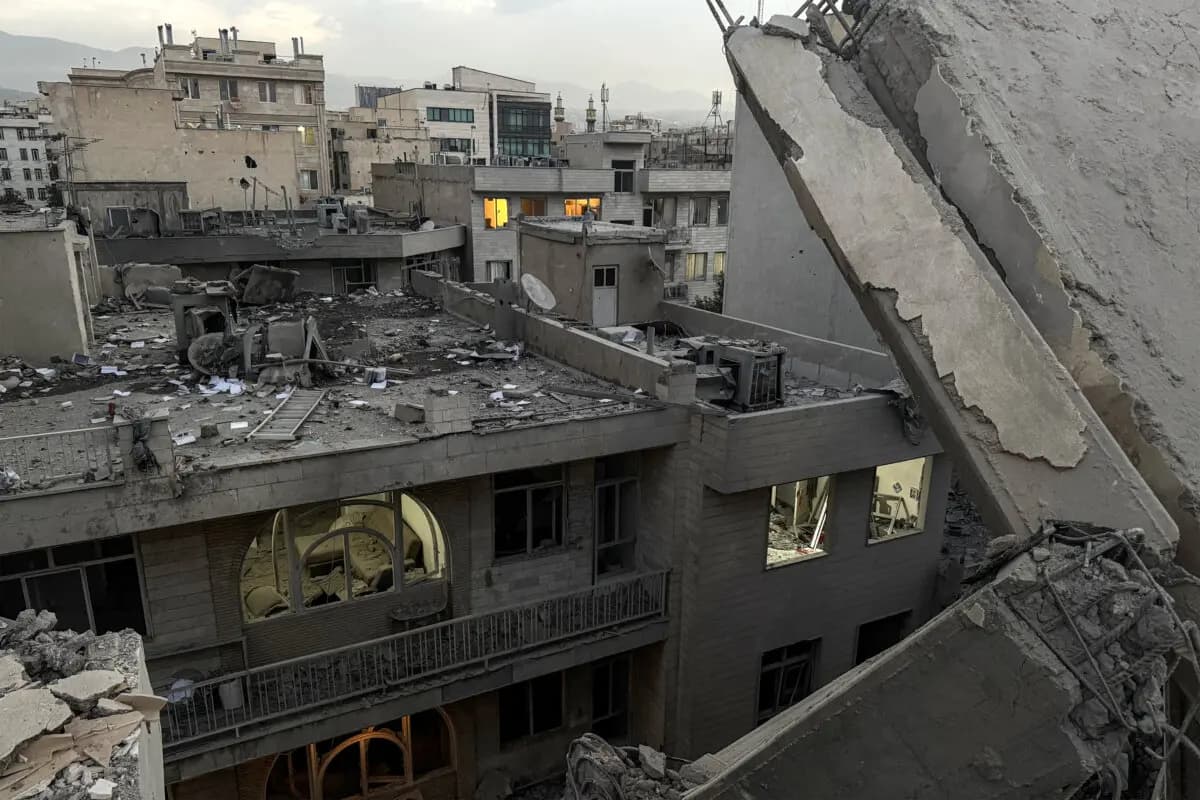 Escombros  en el lugar donde se encuentra un edificio que fue alcanzado por un ataque israelí en Teherán el 13 de junio de 2025. (Meghdad Madadi/ Tasnim News/AFP a través de Getty Images)