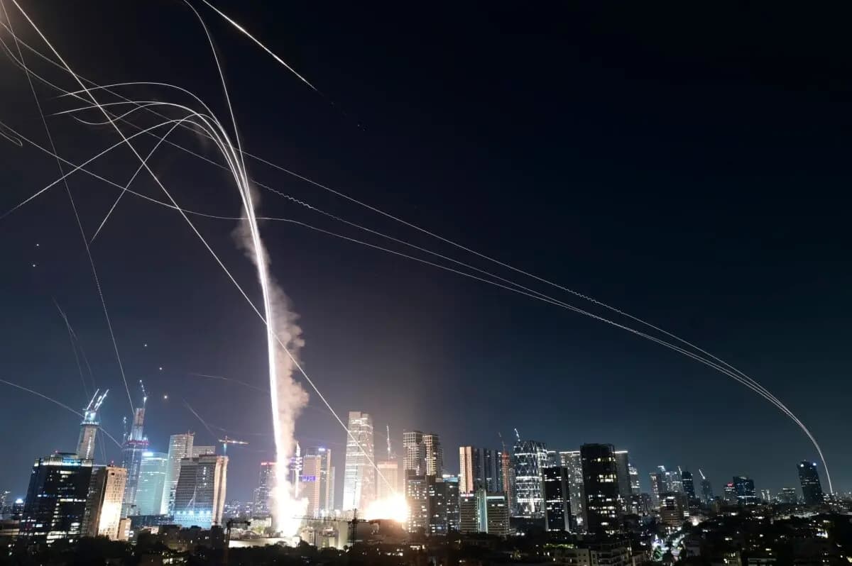 El sistema de defensa aérea Iron Dome de Israel dispara para interceptar misiles sobre Tel Aviv, Israel, el 13 de junio de 2025. (AP Photo/Tomer Neuberg)