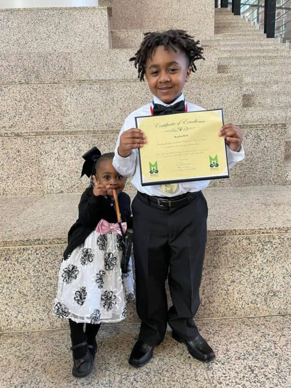 Kayden y su hermana Kaycee. (Cortesía de <a href="https://www.facebook.com/kayla.giles.754" target="_blank" rel="noopener">Kayla Giles</a>)