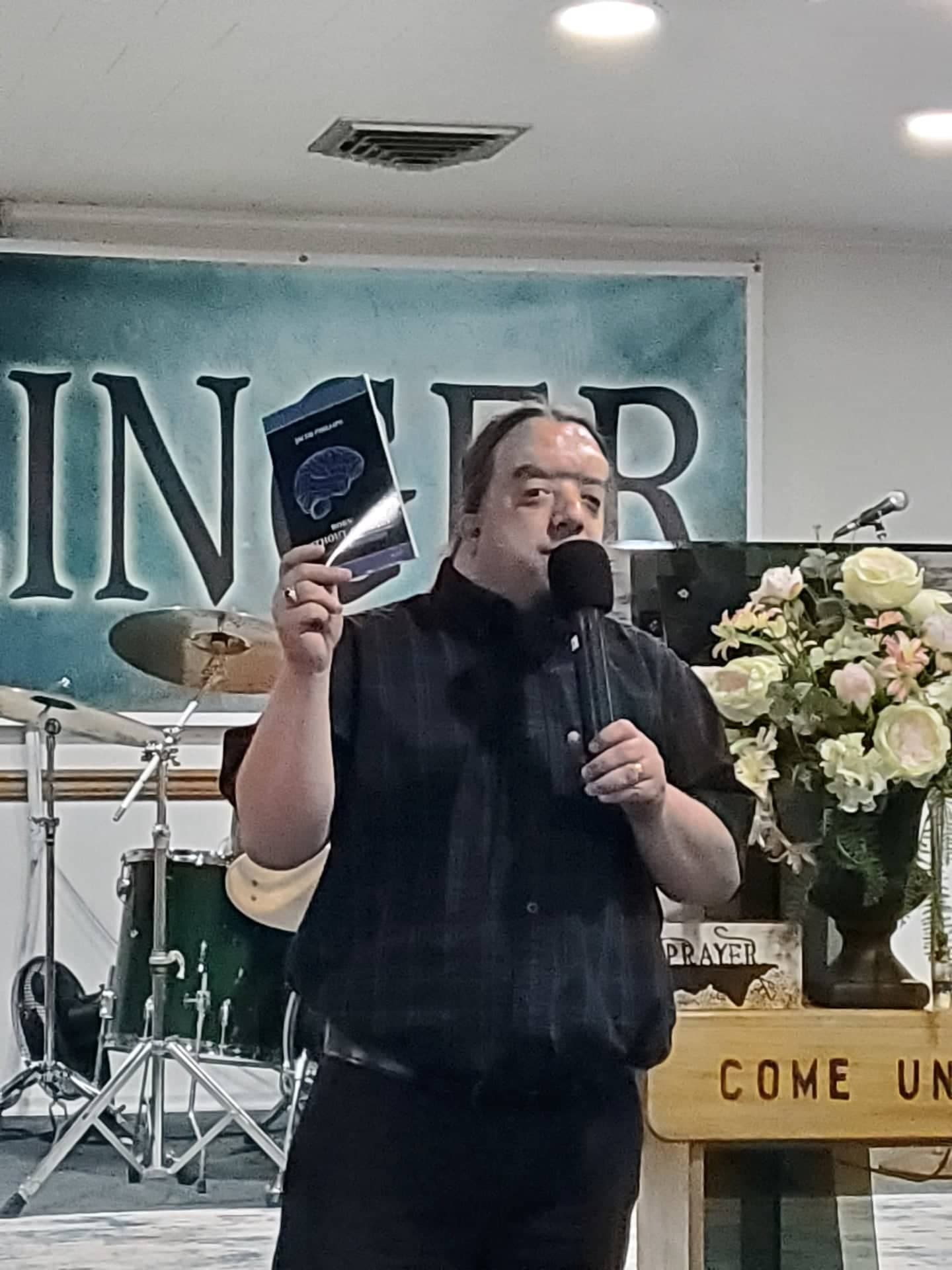 Phillips en una iglesia presentando su libro "Nacido sin cerebro". (Cortesía de Jacob Phillips)