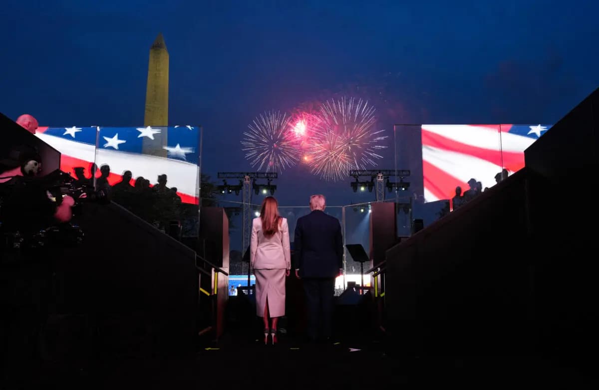 El presidente de los Estados Unidos, Donald Trump, y la primera dama, Melania Trump, contemplan los fuegos artificiales tras el desfile del 250.º aniversario del Ejército en Washington el 14 de junio de 2025. (Doug Mills/POOL/AFP a través de Getty Images)