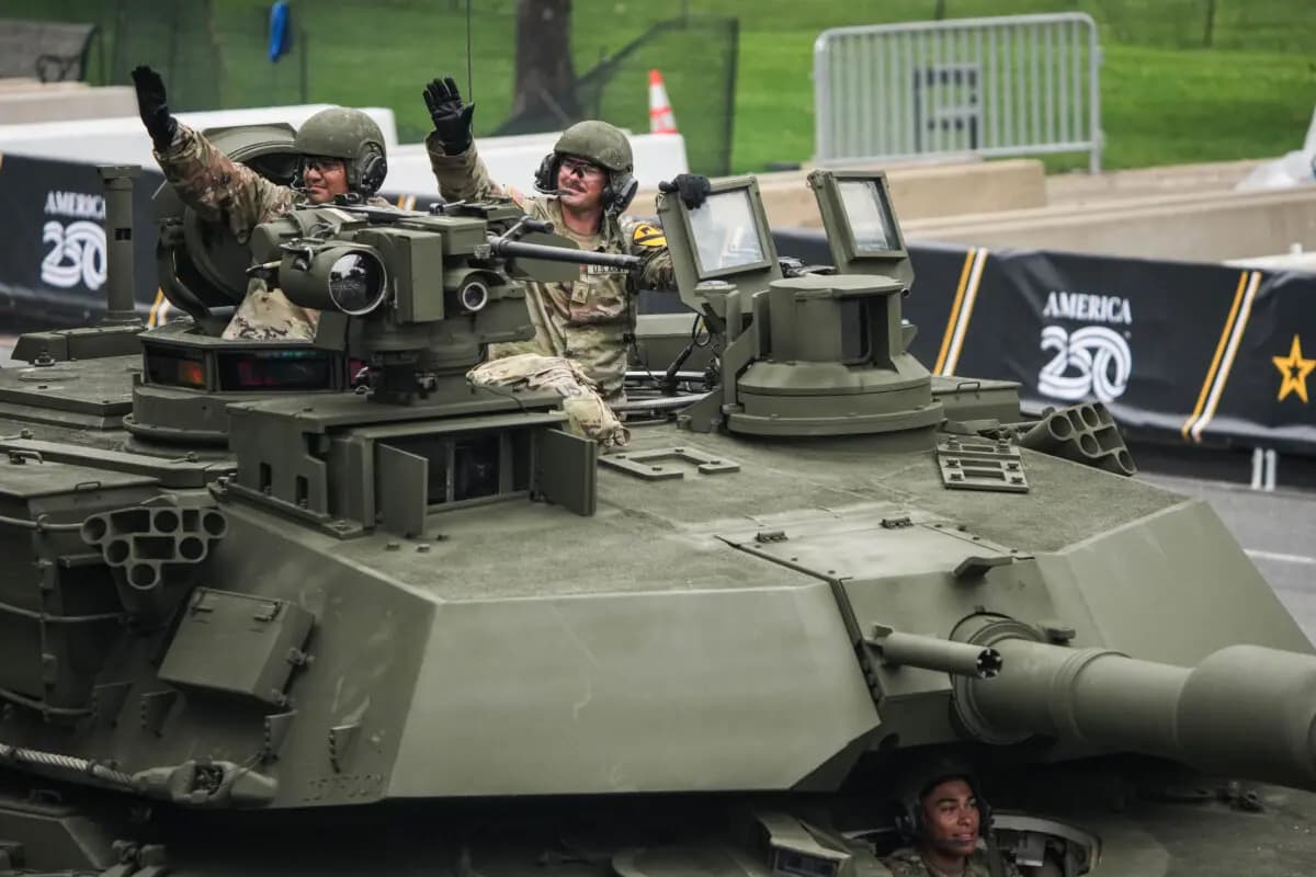 Miembros del Ejército de los Estados Unidos conducen un tanque de combate principal M1A2 Abrams en el desfile del 250.º aniversario en Washington el 14 de junio de 2025. (Andrew Harnik/Getty Images)