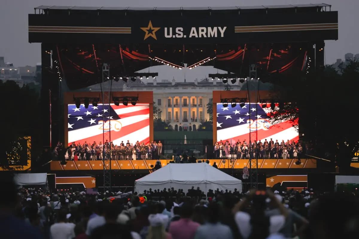 El presidente Donald Trump recibe una bandera estadounidense de manos de un miembro del equipo de paracaidistas del Ejército de los Estados Unidos, también conocido como los Golden Knights, al final del desfile del Ejército de los Estados Unidos el 14 de junio de 2025 en Washington, D.C. (Anna Moneymaker/Getty Images)