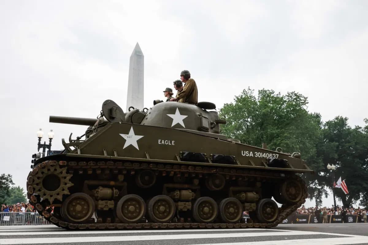 Participantes en el desfile conducen un tanque Sherman en el desfile del 250 aniversario en Washington el 14 de junio de 2025. (Kevin Dietsch/Getty Images)