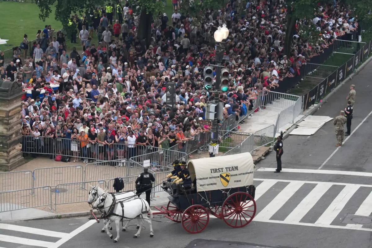 Visitantes observan un desfile y una celebración que conmemoran el 250 aniversario del Ejército de los Estados Unidos el 14 de junio de 2025 en Washington, D.C. (Kevin Dietsch/Getty Images)