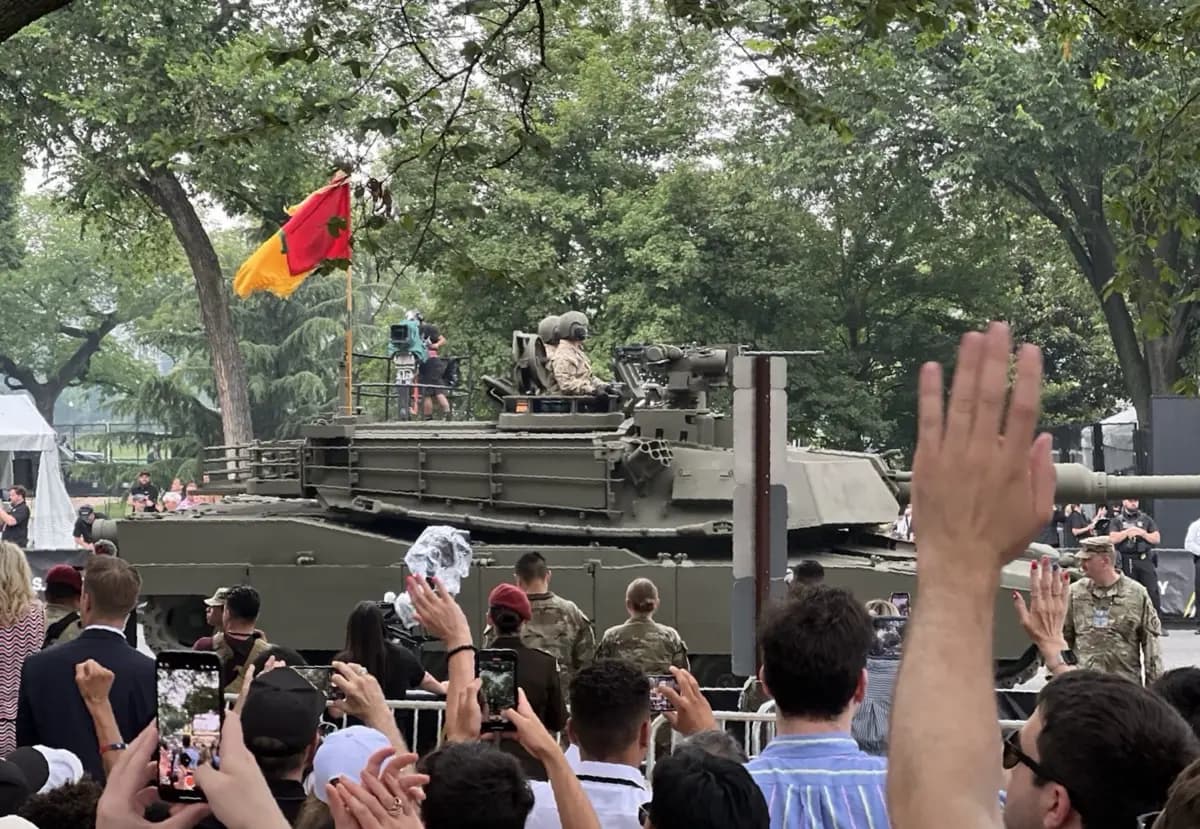 Los espectadores celebran mientras observan el desfile que conmemora el 250.º aniversario del Ejército en Washington el 14 de junio de 2025. (The Epoch Times)