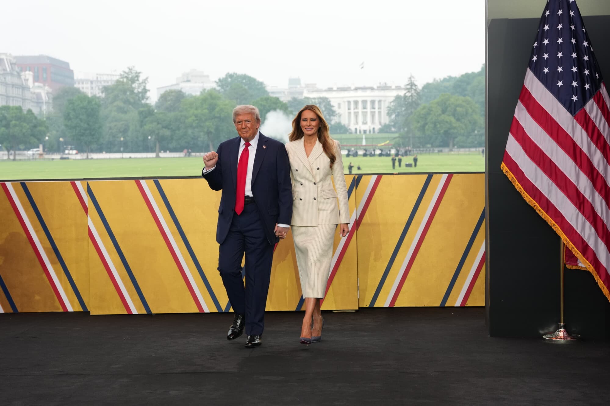 El presidente de los Estados Unidos, Donald Trump, y la primera dama, Melania Trump, caminan por el escenario durante la celebración del 250.º aniversario del Ejército en el National Mall el 14 de junio de 2025 en Washington, D.C. (Foto de Doug Mills - Pool/Getty Images)