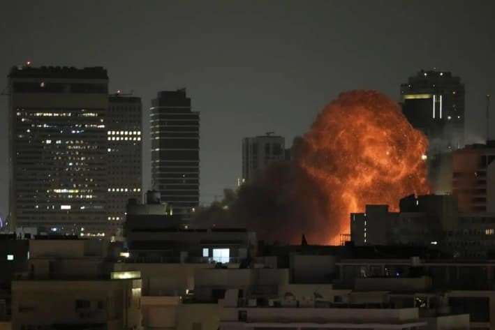 Una explosión durante un ataque con misiles en Tel Aviv, Israel, el 15 de junio de 2025. (Leo Correa/AP)