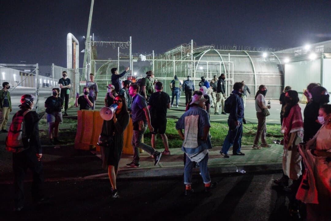Policía de Nueva Jersey establece zona de protesta frente al centro de detención de inmigrantes