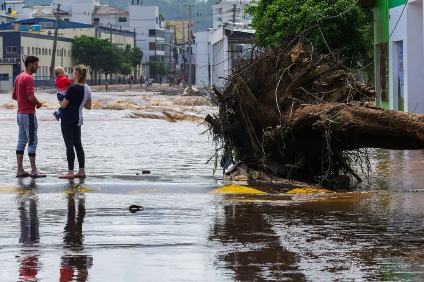 Dos muertos y varios municipios en alerta por lluvias en el sur de Brasil