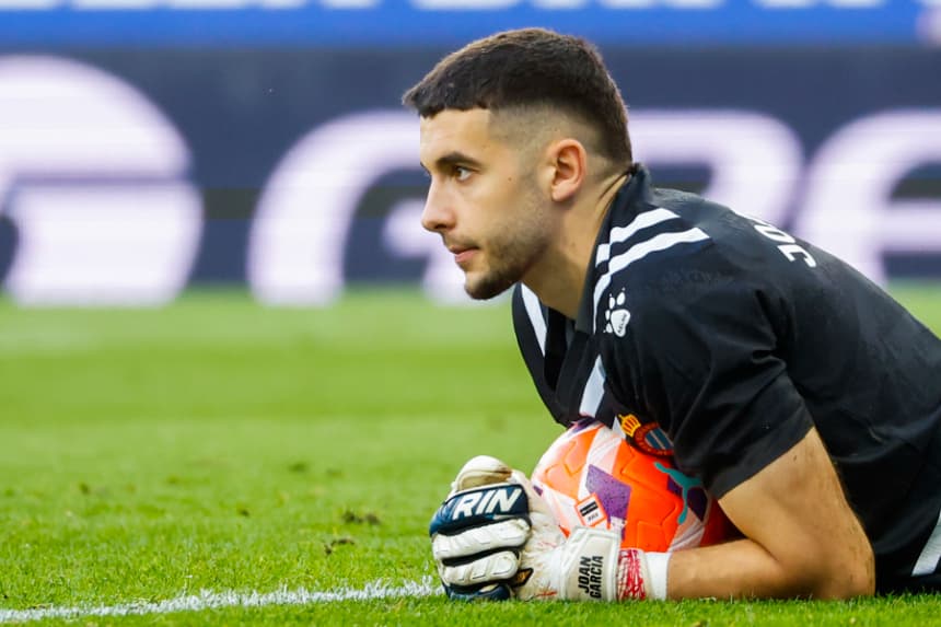 Barcelona ficha al meta Joan García hasta junio de 2031