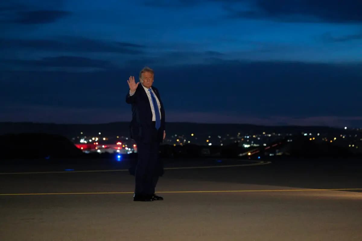El presidente de los Estados Unidos, Donald Trump, saluda a los periodistas tras abandonar la cumbre del G7 en Canadá el 16 de junio de 2025. (Chip Somodevilla/Getty Images).