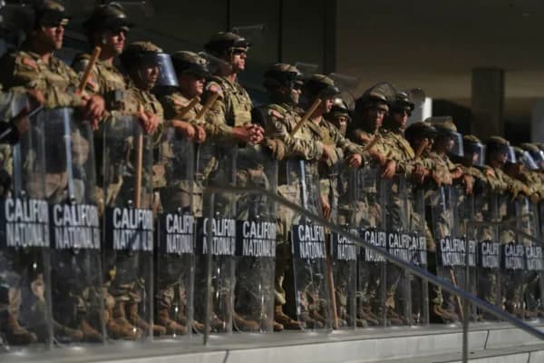 Miembros de la Guardia Nacional de California custodian el edificio federal en el centro de Los Ángeles el 10 de junio de 2025. (Foto AP/Eric Thayer)