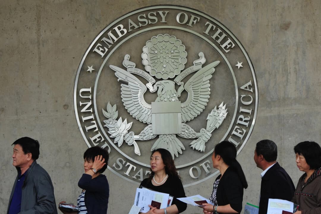 Ciudadanos chinos esperan para presentar sus solicitudes de visado en la embajada de Estados Unidos en Pekín, el 2 de mayo de 2012. (Mark Ralston/AFP/GettyImages).