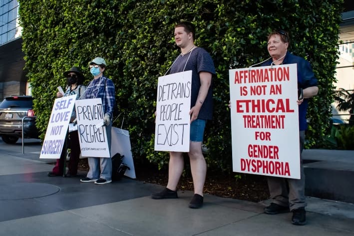Manifestantes se manifiestan sobre las complicaciones asociadas con las cirugías de género, en el centro de Los Ángeles, el 12 de marzo de 2022. (John Fredricks/The Epoch Times)