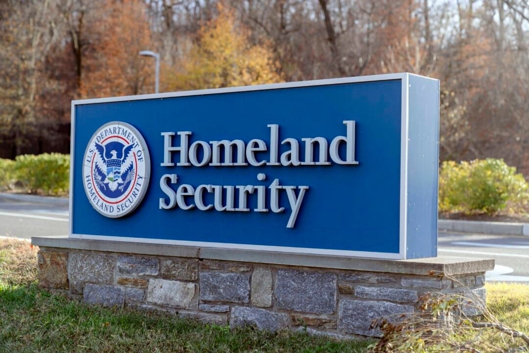 El letrero del Departamento de Seguridad Nacional de Estados Unidos frente a su sede en Washington el 8 de diciembre de 2024. (José Luis Magana/AP Photo)
