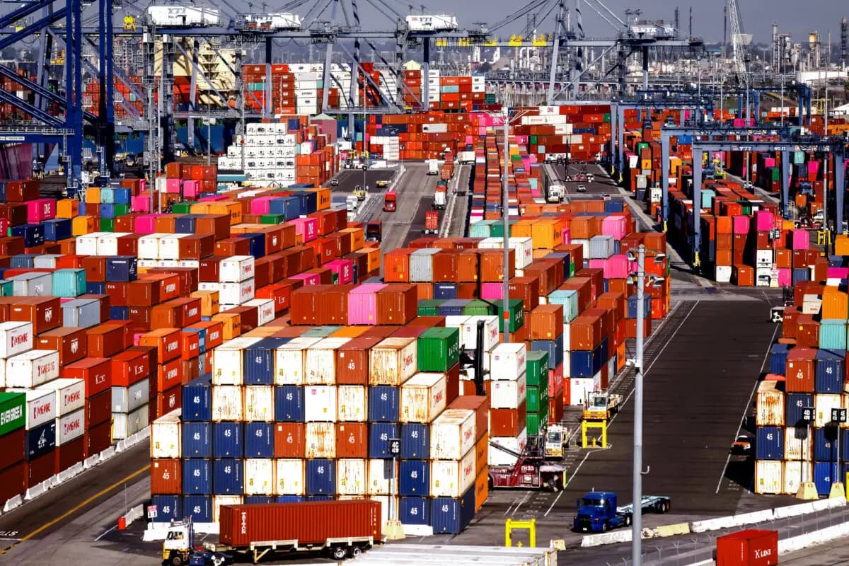 Contenedores de transporte apilados en el puerto de Los Ángeles, en San Pedro, California, el 24 de noviembre de 2021. California cuenta con tres de los diez principales puertos de contenedores de Estados Unidos. (Mario Tama/Getty Images).