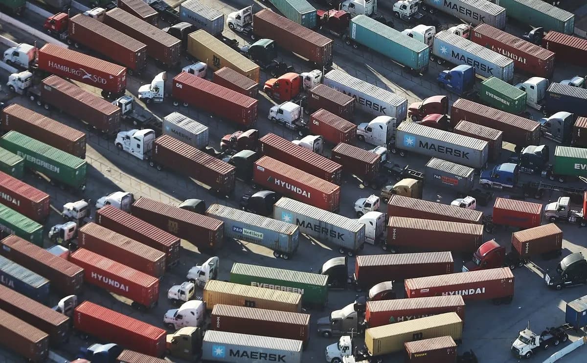 Camiones se preparan para transportar contenedores en el puerto de Los Ángeles, en San Pedro, California, el 18 de septiembre de 2018. (Mario Tama/Getty Images).