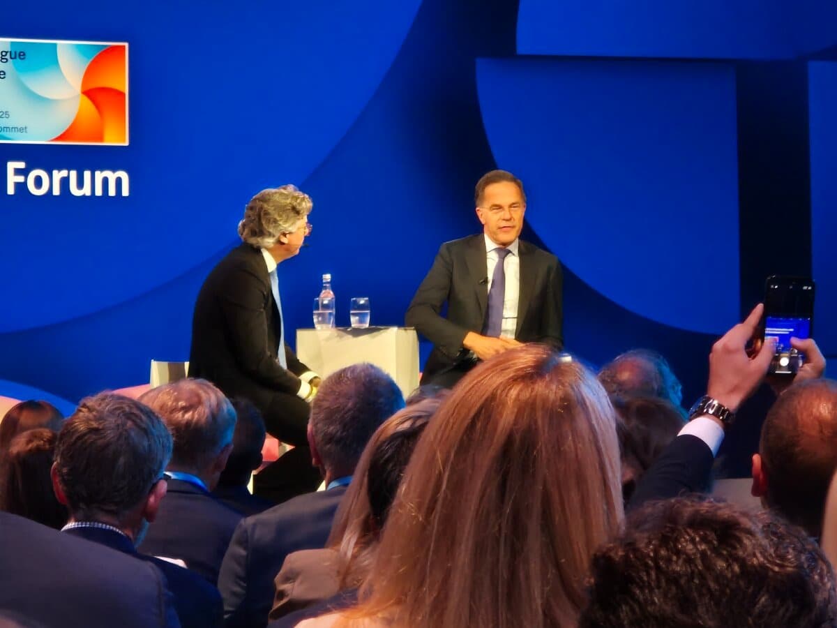 El secretario general de la OTAN, Mark Rutte (derecha), conversa con Benedikt Franke (izquierda) en el Foro Público de la OTAN celebrado en La Haya, Países Bajos, el 24 de junio de 2025. (Chris Summers/The Epoch Times).