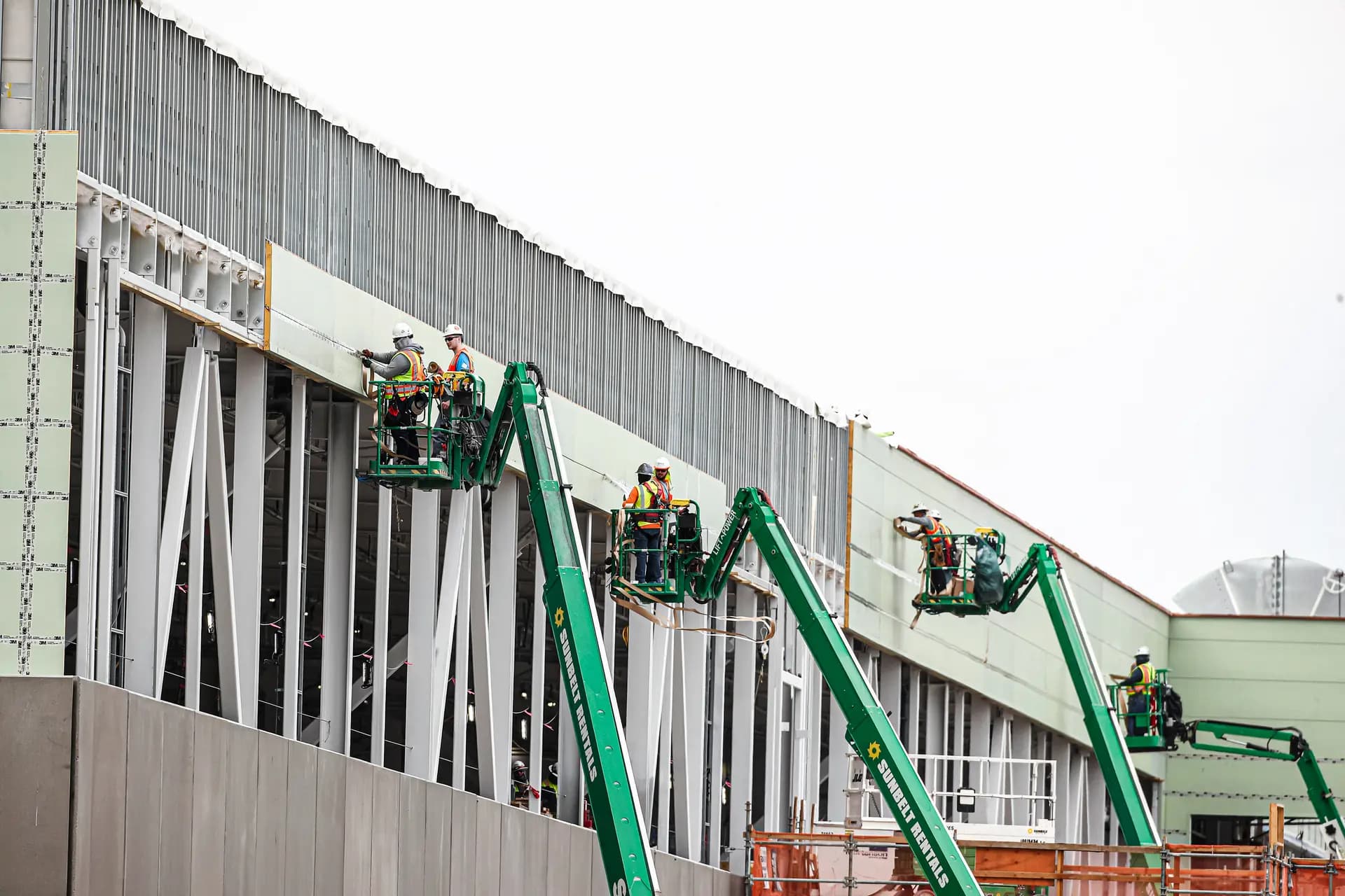 El 5 de octubre de 2021 continúan las obras de las fases tres a cinco del centro de datos de Facebook en Eagle Mountain, Utah. A medida que la inteligencia artificial impulsa la demanda de un mayor procesamiento de datos, los proyectos de centros de datos en todo el país se enfrentan a la oposición local. (George Frey/Getty Images).