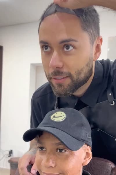 El Sr. Oliveira se quita la peluca para que Guilherme se sienta más cómodo. (Cortesía de Francisco Emanuel Batista)