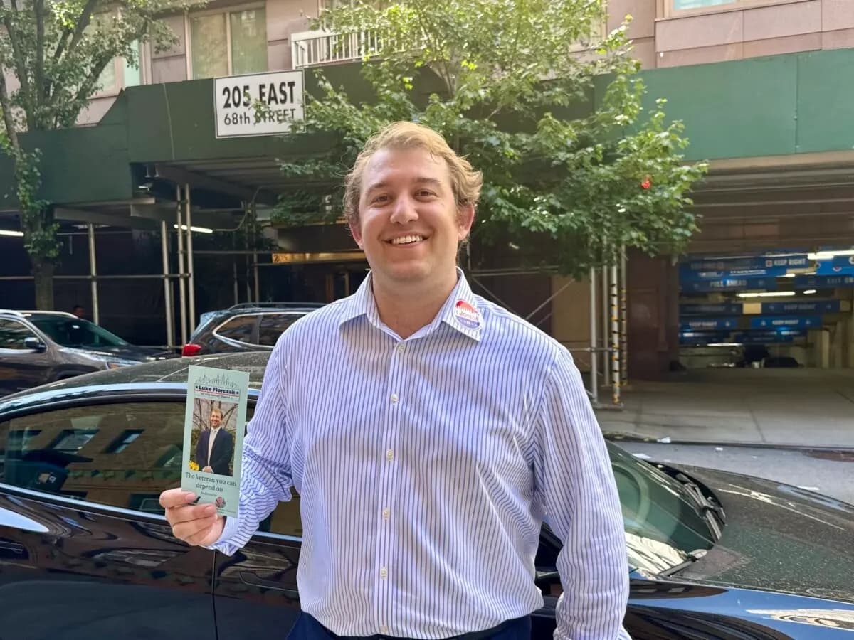 Luke Florczak, un veterano del Cuerpo de Marines de los Estados Unidos de 31 años y candidato al Consejo Municipal de Nueva York, hace campaña en el barrio de Lenox Hill, en Manhattan, el día de las elecciones primarias en la ciudad de Nueva York, el 24 de junio de 2025. (Arjun Singh/The Epoch Times)