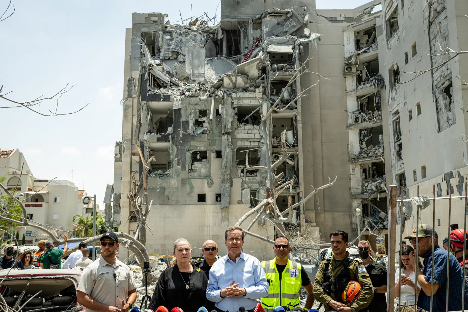 El presidente israelí, Isaac Herzog, habla con los medios de comunicación frente a un edificio donde cuatro personas murieron por un ataque con misiles iraníes en Beersheba, Israel, el 24 de junio de 2025. Según las autoridades israelíes, Irán lanzó una lluvia de misiles en la madrugada del martes, antes del inicio de un alto el fuego negociado por Estados Unidos entre ambos países. (Erik Marmor/Getty Images).