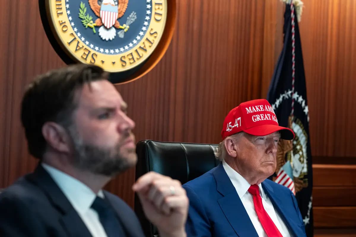 El presidente Donald Trump (derecha) y el vicepresidente JD Vance en la Sala de Situación el 21 de junio de 2025. (Cortesía de la Casa Blanca)