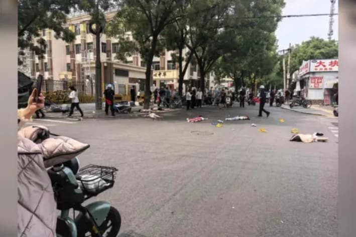 Víctimas tendidas en el suelo después de que un conductor atropellara a un grupo de niños cerca de una escuela en Miyun, Beijing, el 26 de junio de 2025. (Cortesía de un testigo anónimo)