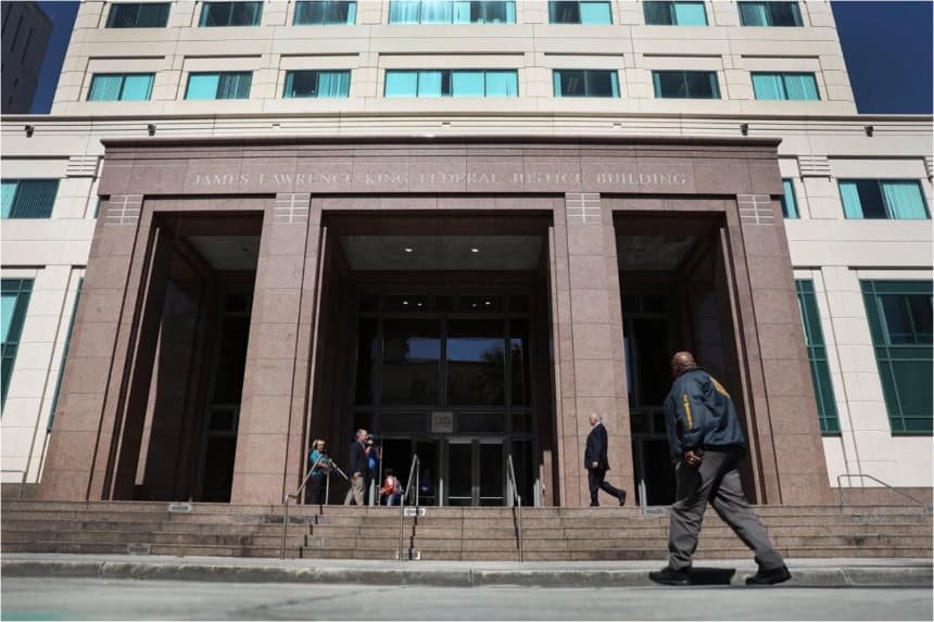Un miembro del Servicio de Alguaciles de Estados Unidos camina frente al tribunal del Distrito Federal para el Distrito Sur de Florida. (Joe Raedle/Getty Images)