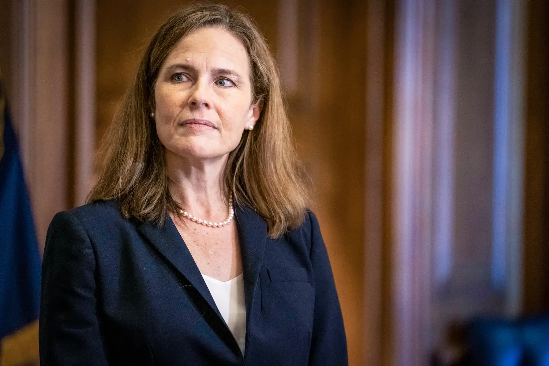 La jueza Amy Coney Barrett, candidata a la Corte Suprema, se reúne con el senador James Lankford (R-Okla.) en Washington el 21 de octubre de 2020. En la opinión mayoritaria, la jueza Barrett escribió que el Congreso no ha autorizado un alivio amplio para las personas que no están ante los tribunales. (Sarah Silbiger-Pool/Getty Images)