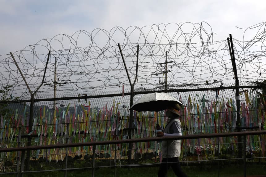 Detienen a seis estadounidenses por intentar enviar arroz y biblias a Corea del Norte