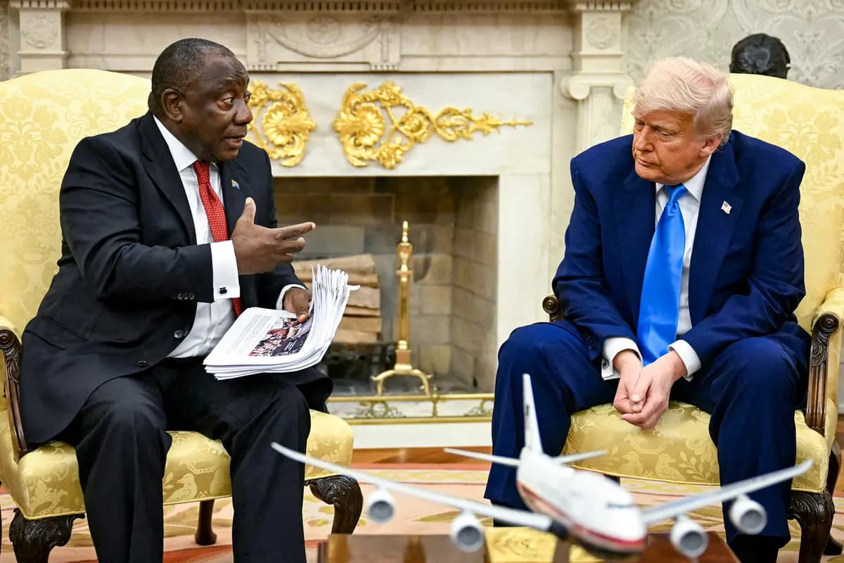 <em>El presidente Donald Trump (derecha) con el presidente sudafricano Cyril Ramaphosa durante una reunión en el Despacho Oval de la Casa Blanca el 21 de mayo de 2025. Jim Watson/AFP a través de Getty Images</em>