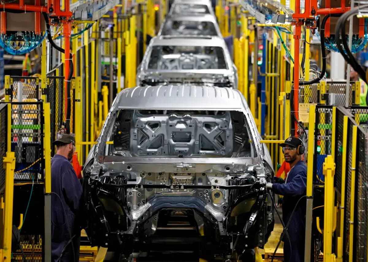 Trabajadores ensamblan automóviles en la recién renovada planta de montaje de Ford en Chicago el 24 de junio de 2019. (Jim Young/ AFP vía Getty Images).
