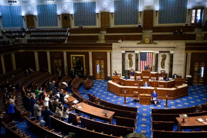 El líder de la minoría de la Cámara de Representantes, Hakeem Jeffries, D-N.Y., a la izquierda, habla mientras los demócratas de la Cámara se ponen de pie para aplaudirlo, antes de la votación final para el proyecto de ley insignia del presidente Donald Trump sobre exenciones de impuestos y recortes de gastos, en el Capitolio de EE. UU., el 3 de julio de 2025. (AP/Rod Lamkey, Jr.)