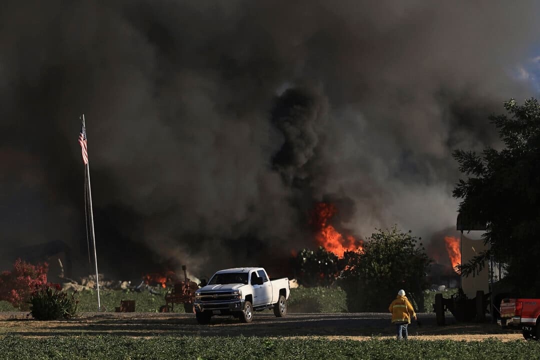 Continúa búsqueda de 7 desaparecidos tras explosión en almacén de fuegos artificiales en California