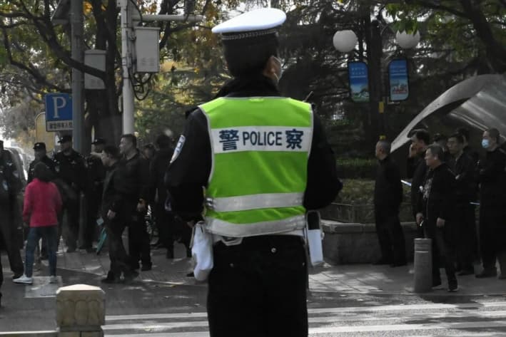 Guardias de seguridad en la entrada del Cementerio Revolucionario de Babaoshan, en Beijing, el 2 de noviembre de 2023. (Pedro Pardo/AFP a través de Getty Images)