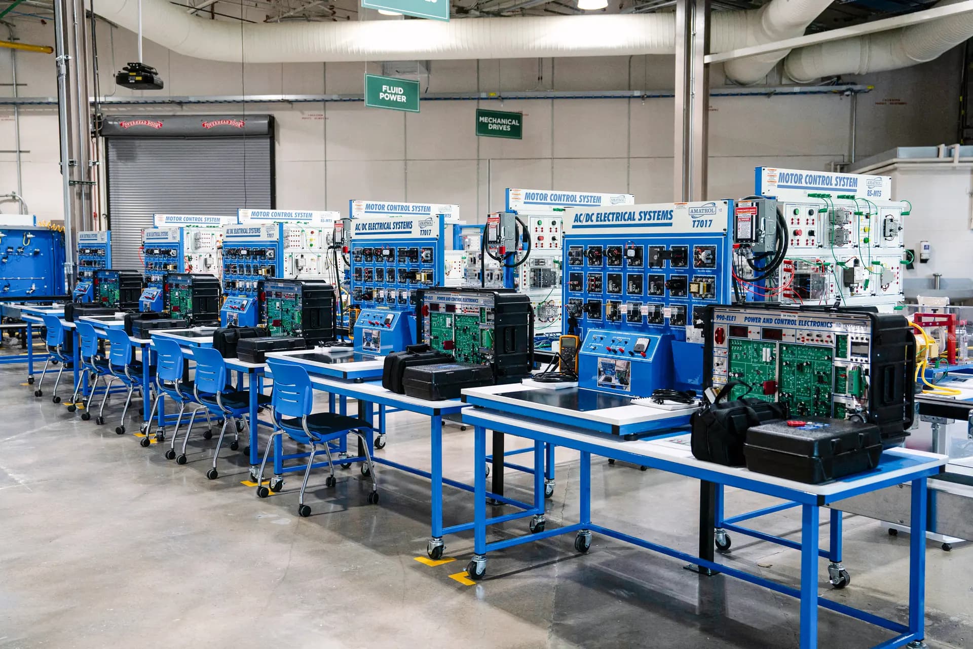 Vista del Guilford Technical Community College, que ofrece un programa de aprendizaje en el que los estudiantes trabajan con el fabricante de automóviles Toyota, en Greensboro, Carolina del Norte, el 22 de abril de 2024. (Allison Joyce/AFP a través de Getty Images).