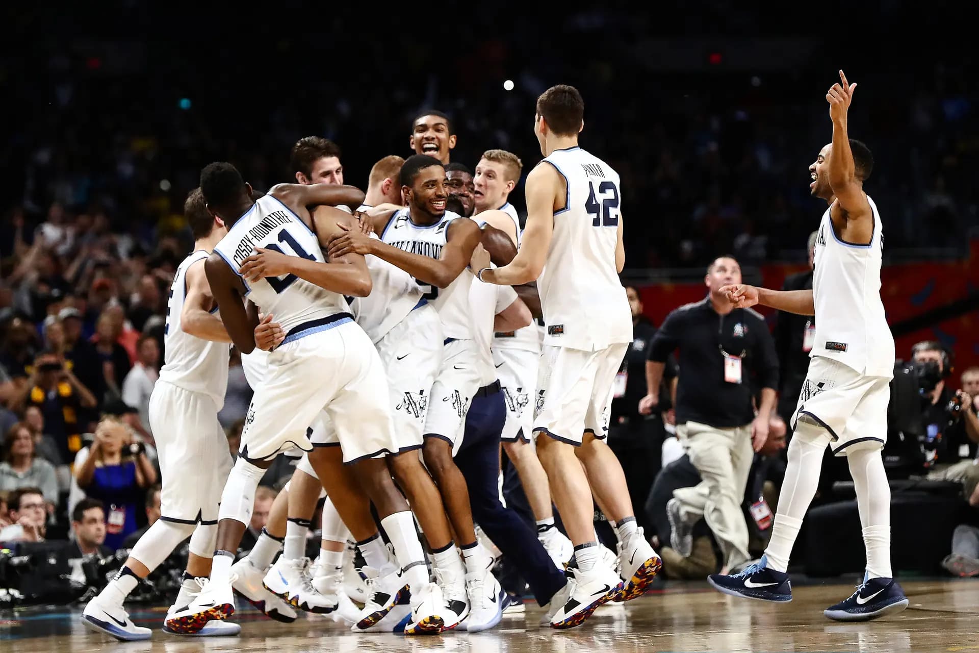 Los Villanova Wildcats celebran tras derrotar a los Michigan Wolverines en la Final Four del Campeonato Nacional Masculino de la NCAA 2018 en el Alamodome de San Antonio, Texas, el 2 de abril de 2018. Los expertos dicen que algunas universidades, en su intento por superar a sus competidores añadiendo instalaciones, equipos deportivos y carreras populares, perdieron su nicho y su identidad general. (Ronald Martinez/Getty Images).