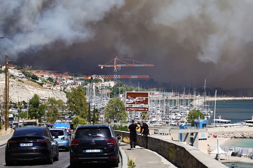 Cierran el aeropuerto de Marsella y confinan varias poblaciones por un gran incendio