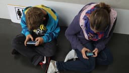 Portugal prohíbe el uso de teléfonos móviles en colegios el próximo curso escolar