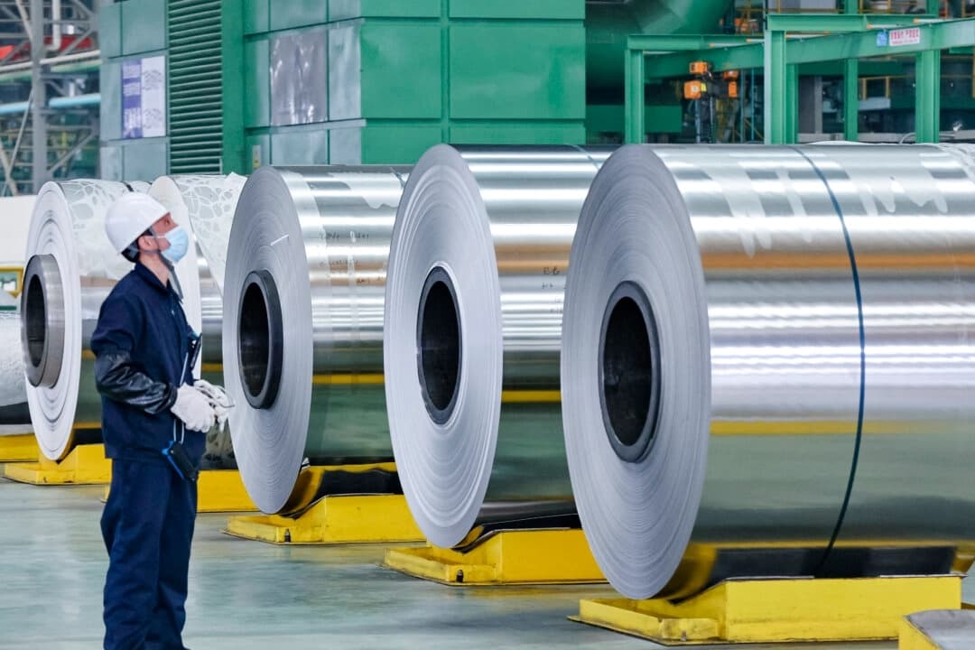 Un empleado observa bobinas de acero en una fábrica de Nantong, en la provincia oriental china de Jiangsu, el 1 de marzo de 2022. (STR/AFP a través de Getty Images)